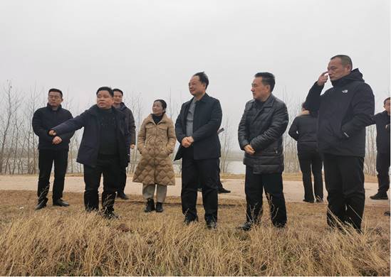 益陽市副市長(zhǎng)樂運(yùn)成調(diào)研沅江砂石集散中心和機(jī)制砂項(xiàng)目